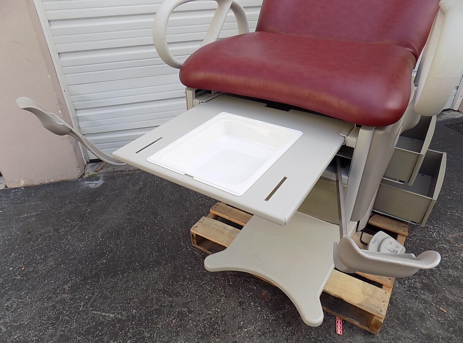 BREWER 6000 HIGH LOW ELECTRIC MEDICALGYNECOLOGICAL EXAMINATION TABLE